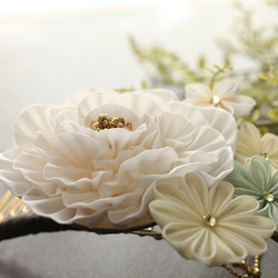 純白の大きなお花とレモンイエローの髪飾り 7枚目の画像