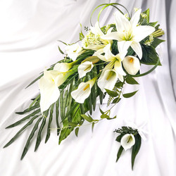 生花に見える】カサブランカと胡蝶蘭 ウェディングブーケ キャスケード