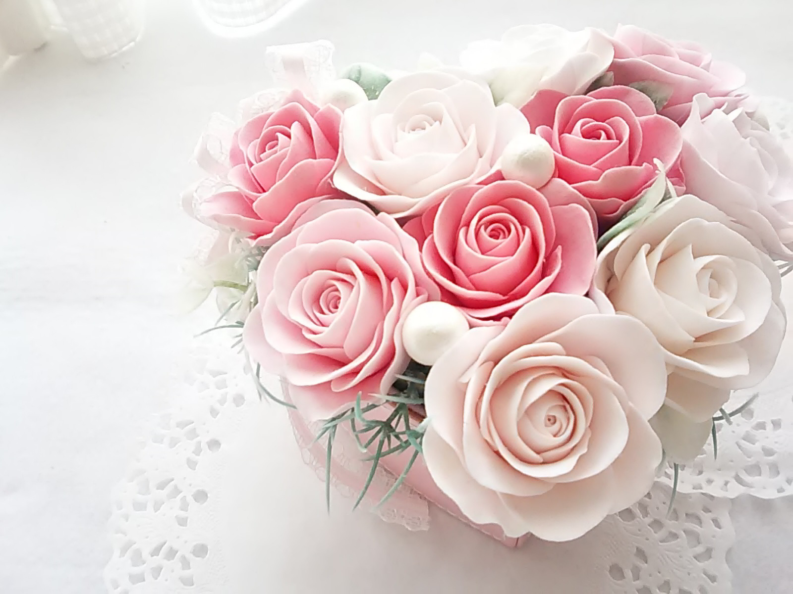 ❁ハートボックスにキュートなバラのクレイフラワーアレンジメント・母の日・結婚記念日・誕生日祝い・リングピローにも❁
