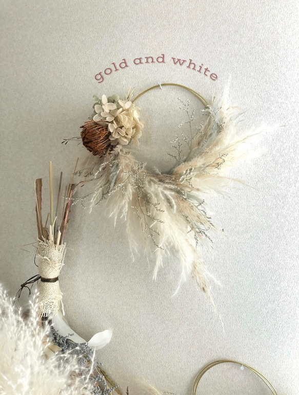 ■gold and whiteのリースタペストリー■ハーフリース　パンパスグラス　ホワイトリース　ボーホースタイル 1枚目の画像