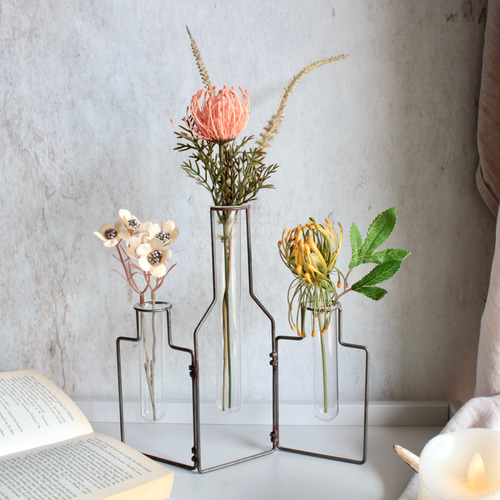 造花付き】3連花瓶型ワイヤーフラワーベースの投げ入れ アートフラワー