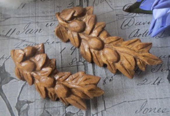 木彫りのブローチ★ナツメ葉っぱと実・大★材質榀の木・ｻｲｽﾞ約70x35㎜ 2枚目の画像