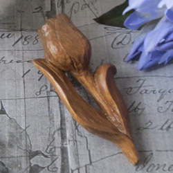 木彫りのブローチ★チュウリップ1輪★材質榀の木・ｻｲｽﾞ約65x30㎜ 1枚目の画像