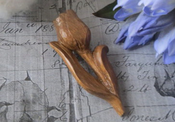 木彫りのブローチ★チュウリップ1輪★材質榀の木・ｻｲｽﾞ約65x30㎜ 1枚目の画像