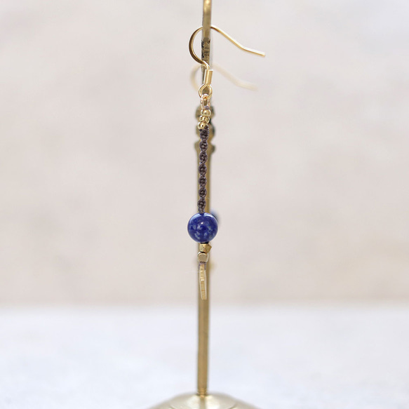 天然石一粒ーシンプル真鍮とラピスラズリマクラメピアスmacp079軽やかに揺れるアレルギーフリーのアクセサリー 3枚目の画像