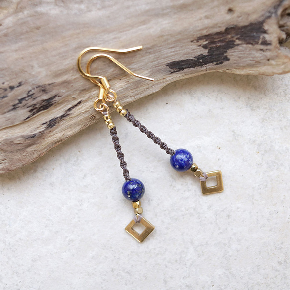 天然石一粒ーシンプル真鍮とラピスラズリマクラメピアスmacp079軽やかに揺れるアレルギーフリーのアクセサリー 1枚目の画像