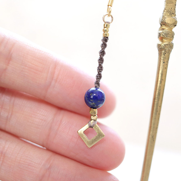 天然石一粒ーシンプル真鍮とラピスラズリマクラメピアスmacp079軽やかに揺れるアレルギーフリーのアクセサリー 5枚目の画像