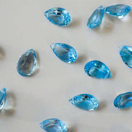 スイスブルートパーズ《ペアシェイプブリリアントカット》1粒 天然石