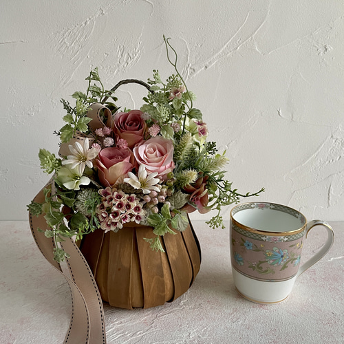 ピンクローズM おしゃれなナチュラルかごアレンジ フラワーアレンジ