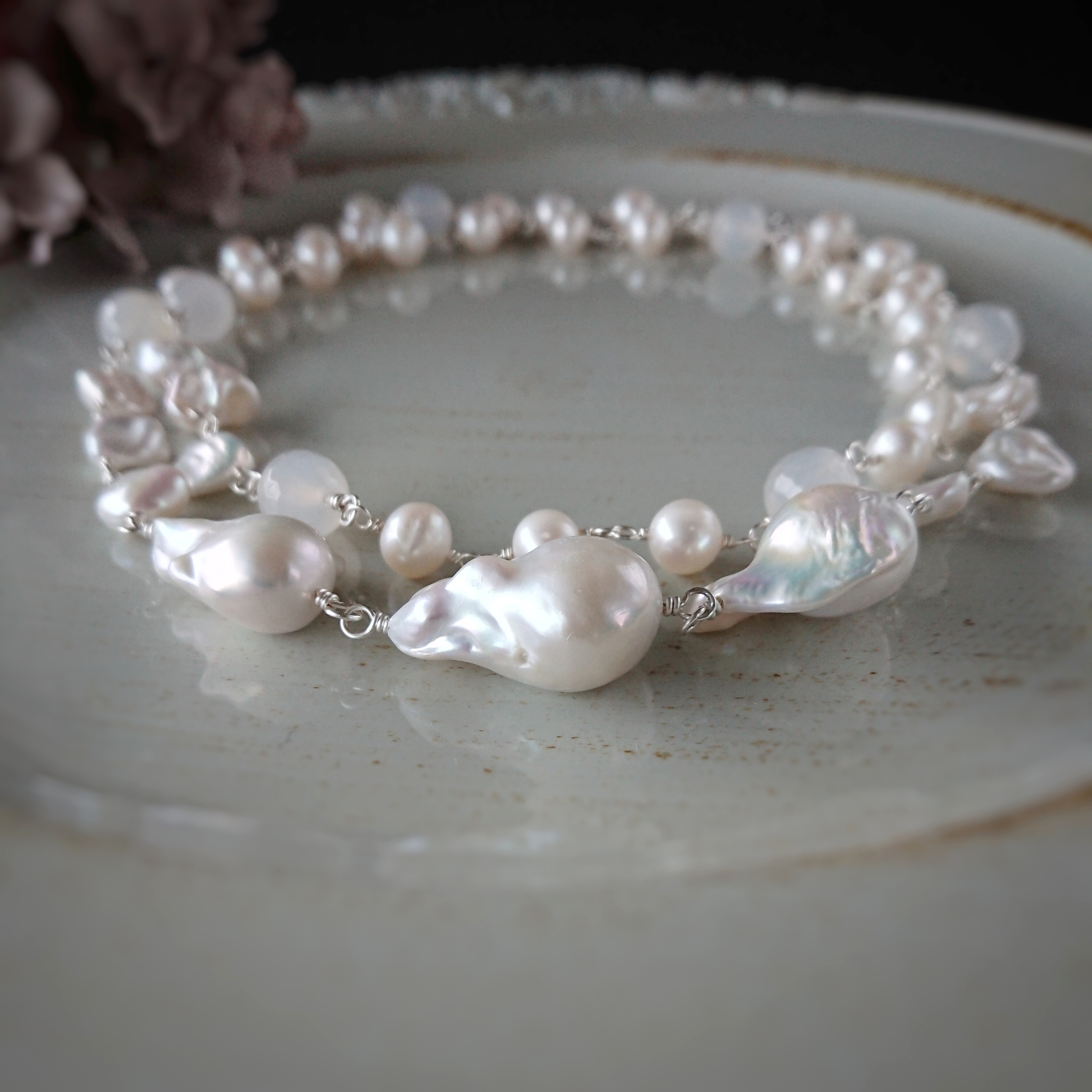 淡水パール・カルセドニーのバロック・ホワイト　ロングネックレス：天然石