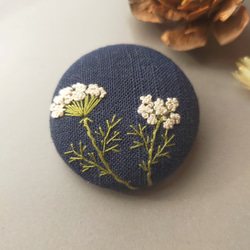 ナチュラル【ハーブ（ヤロウ）】手刺繍ブローチ 38mm ブローチ wire+