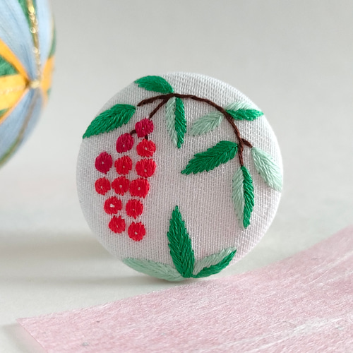 南天 ブローチ 赤い実 受注制作】赤い実の南天刺繍ブローチ お正月 冬 ブローチ かなちゃん手