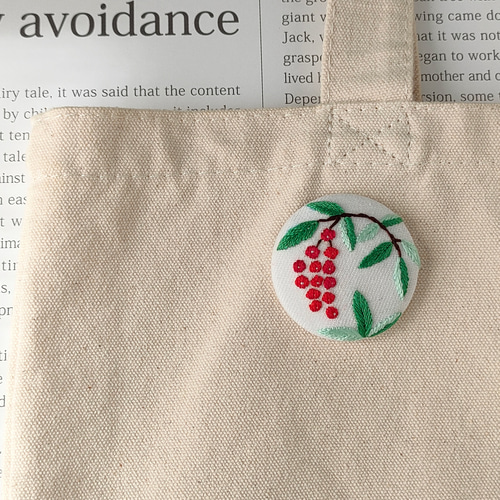 受注制作】赤い実の南天刺繍ブローチ お正月 冬 ブローチ かなちゃん手