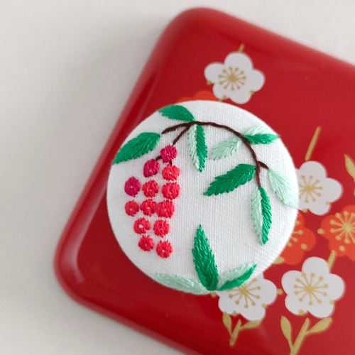南天 ブローチ 赤い実 受注制作】赤い実の南天刺繍ブローチ お正月 冬 ブローチ かなちゃん手