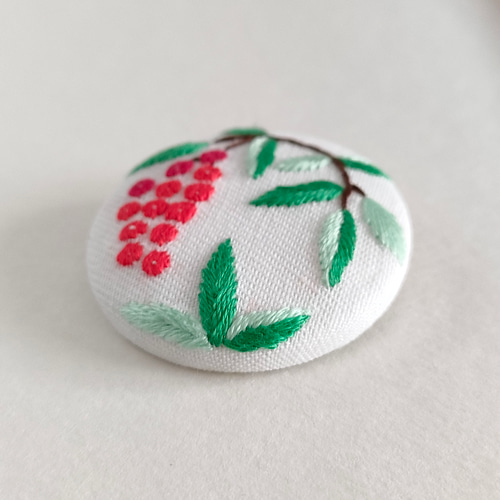 受注制作】赤い実の南天刺繍ブローチ お正月 冬 ブローチ かなちゃん手