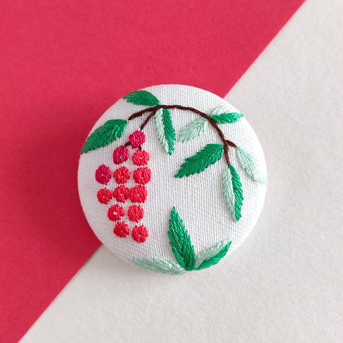 受注制作】赤い実の南天刺繍ブローチ お正月 冬 ブローチ かなちゃん手