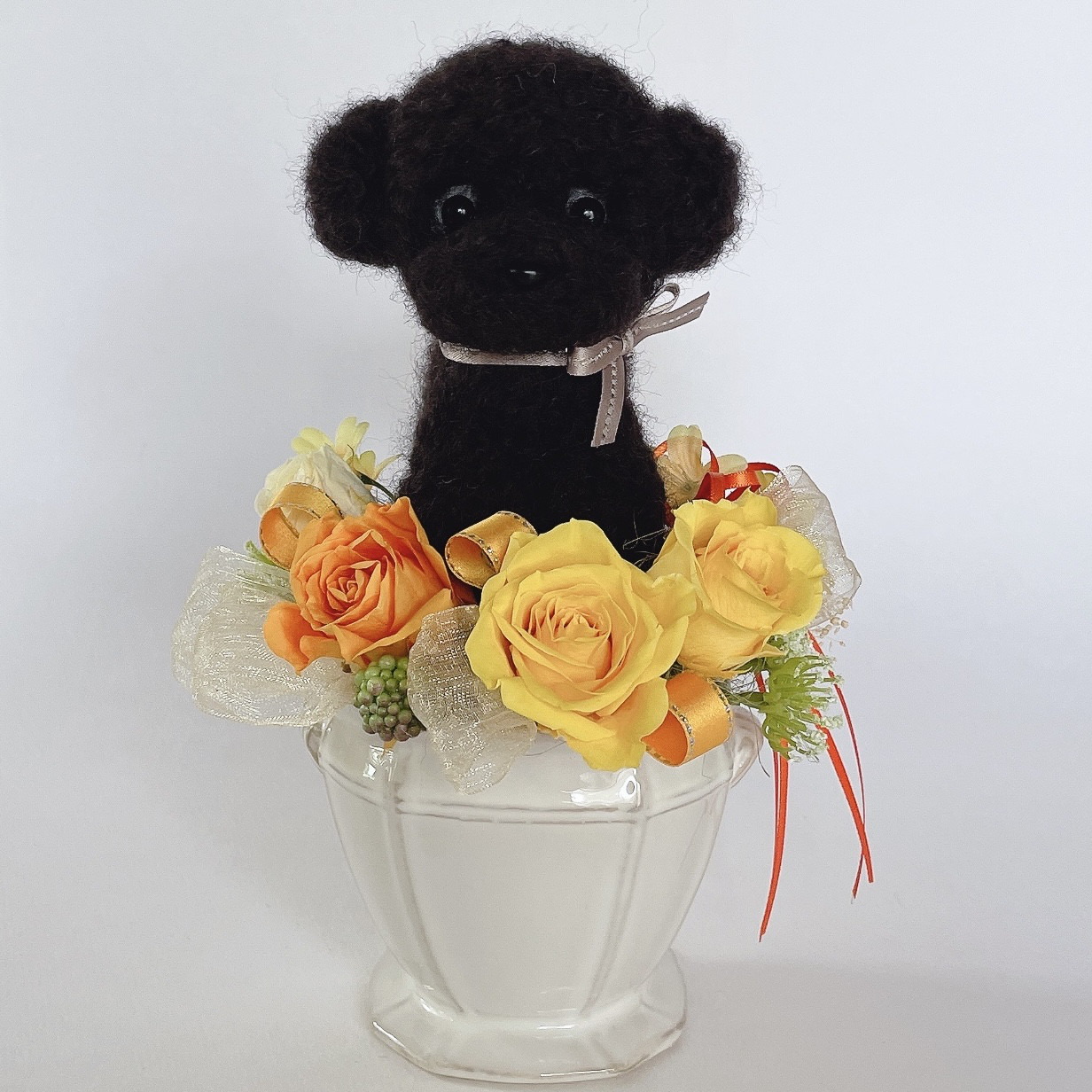 トイプードル（黒）のプリザーブドフラワーアレンジメント（イエロー）　犬　母の日　花