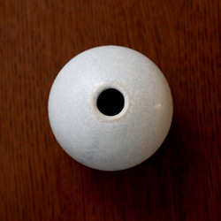 白い結晶釉の球体一輪挿し 7枚目の画像