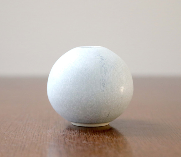 白い結晶釉の球体一輪挿し 5枚目の画像