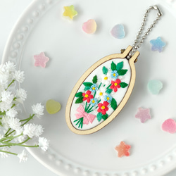 【専用】ハンドメイド　刺繍フレーム　刺繍ブローチ カラフル花束刺繍ブローチ ミニチュア刺繍枠 チャーム ブローチ かな
