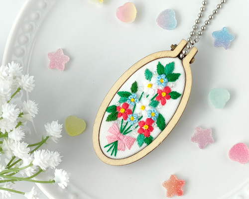【専用】ハンドメイド　刺繍フレーム　刺繍ブローチ カラフル花束刺繍ブローチ ミニチュア刺繍枠 チャーム ブローチ かな