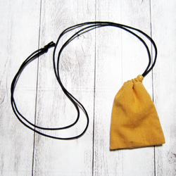 首から下げられる、巾着袋－お守り袋・ストーン入れ☆無地・マスタード 3枚目の画像