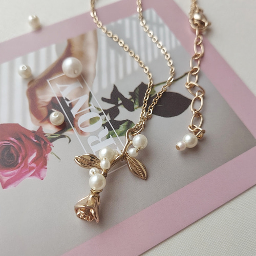 即発 レネレイド ネックレス 花バラ クモ ラインストーン パール 再販♡×4パールの蕾付き薔薇ネックレス 花 結婚式 ウェディング
