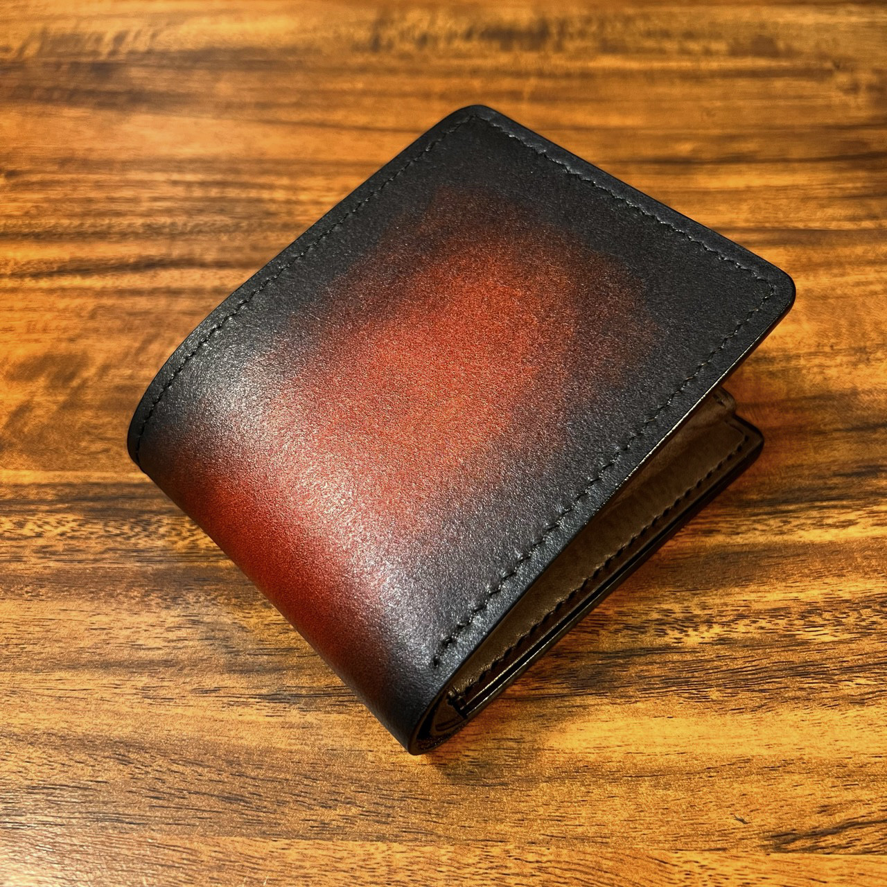 未使用　折り財布　ハンドメイド　手彫り染め　蝶　二つ折り　レザー　工芸品