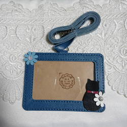 ネコお好きな方に(*^^*) 青いパスケースに黒ネコ&お花2つ シンプルで大人可愛いパスケース 2枚目の画像
