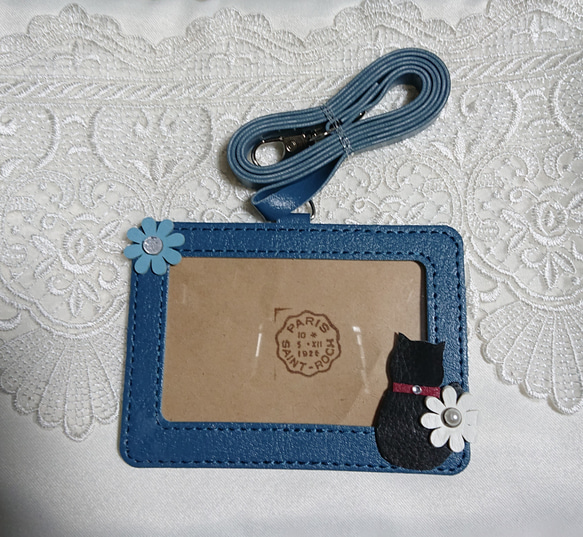 ネコお好きな方に(*^^*) 青いパスケースに黒ネコ&お花2つ シンプルで大人可愛いパスケース 2枚目の画像
