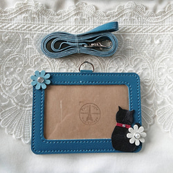 ネコお好きな方に(*^^*) 青いパスケースに黒ネコ&お花2つ シンプルで大人可愛いパスケース 1枚目の画像
