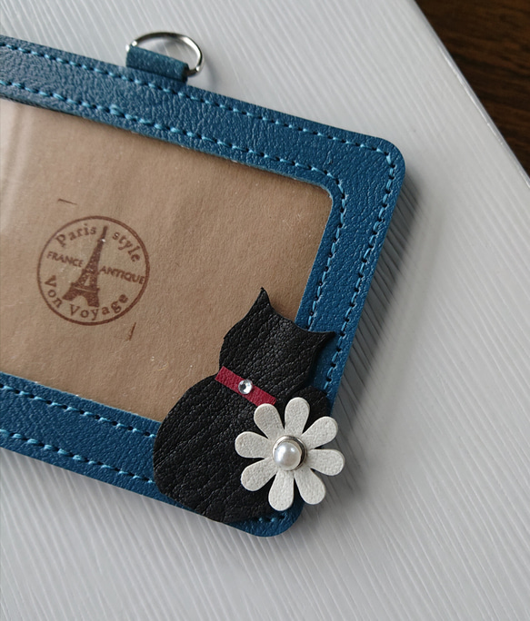 ネコお好きな方に(*^^*) 青いパスケースに黒ネコ&お花2つ シンプルで大人可愛いパスケース 5枚目の画像