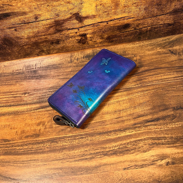 蝶デザインの財布 / 革の手染め-パープル（紫 + 水色） 4枚目の画像