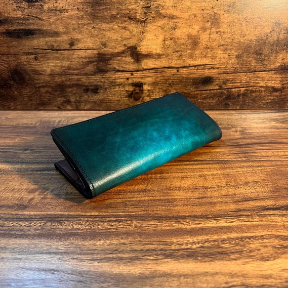 革の手染め- 二つ折り長財布 / グリーン（緑+青） 2枚目の画像