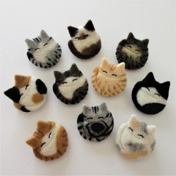 羊毛フェルト まる猫ミニブローチ ブローチ はる 通販 12693125