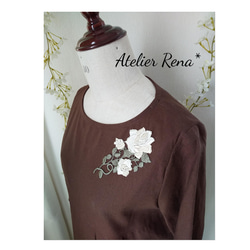 バラの刺繍が美しいブラウンリネンの大人可愛いベルスリーブワンピース 2枚目の画像