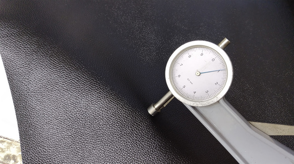 牛革　黒　型押し　1枚　40✕80センチ　1.0ｍｍ　 4枚目の画像
