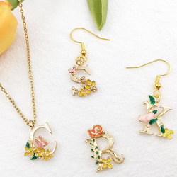 1個 イニシャル アルファベット チャーム アクセサリーパーツ ハンドメイド 手芸材料 2枚目の画像