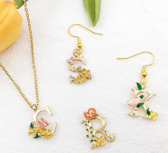 1個 イニシャル アルファベット チャーム アクセサリーパーツ ハンドメイド 手芸材料 2枚目の画像