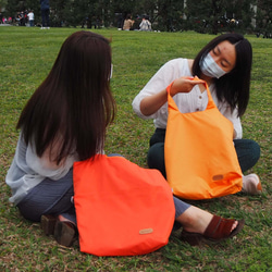 再生リサイクルペットボトル防水生地、2つの使用の2色のseiseiショルダーバッグと手提げバッグ(サンシャインオレンジ) 10枚目の画像