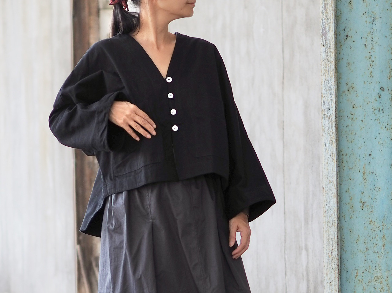 貝ボタンのショートジャケット