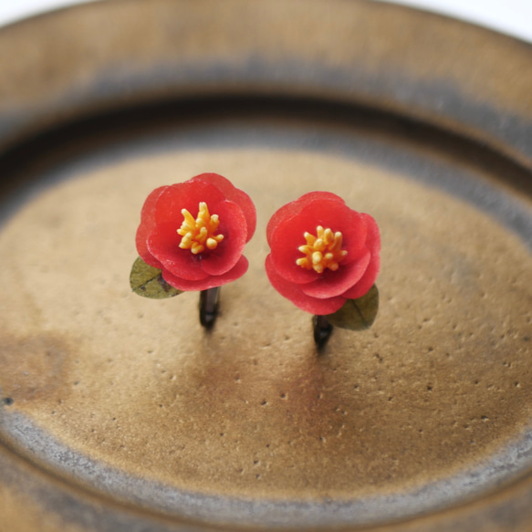 和紙の花「大和の椿 」紅　イヤリング/ピアス　 1枚目の画像