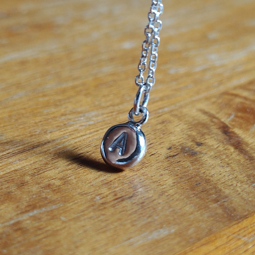 silver950】ぷっくり とろける艶小粒イニシャルネックレス
