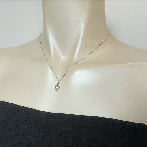 silver950】ぷっくり とろける艶小粒イニシャルネックレス silver950】ぷっくり とろける艶小粒イニシャルネックレス