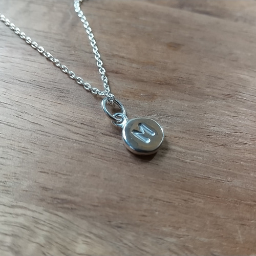 silver950】ぷっくり とろける艶小粒イニシャルネックレス silver950】ぷっくり とろける艶小粒イニシャルネックレス
