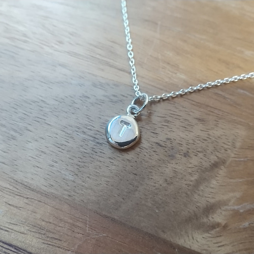 silver950】ぷっくり とろける艶小粒イニシャルネックレス silver950】ぷっくり とろける艶小粒イニシャルネックレス