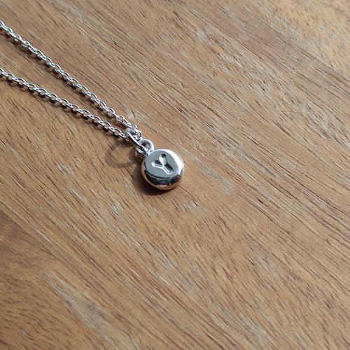 silver950】ぷっくり とろける艶小粒イニシャルネックレス silver950】ぷっくり とろける艶小粒イニシャルネックレス