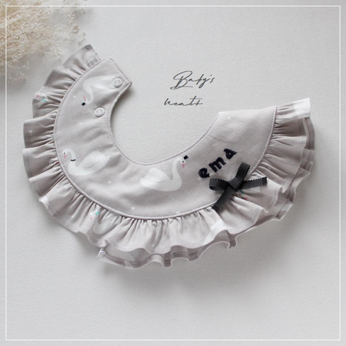 スワンフリル スタイ୨୧ 刺繍 お名前 ୨୧ スタイ・よだれかけ baby's