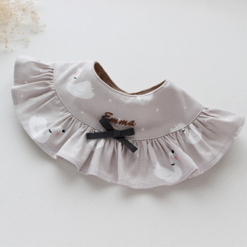 スワンフリル スタイ୨୧ 刺繍 お名前 ୨୧ スタイ・よだれかけ baby's