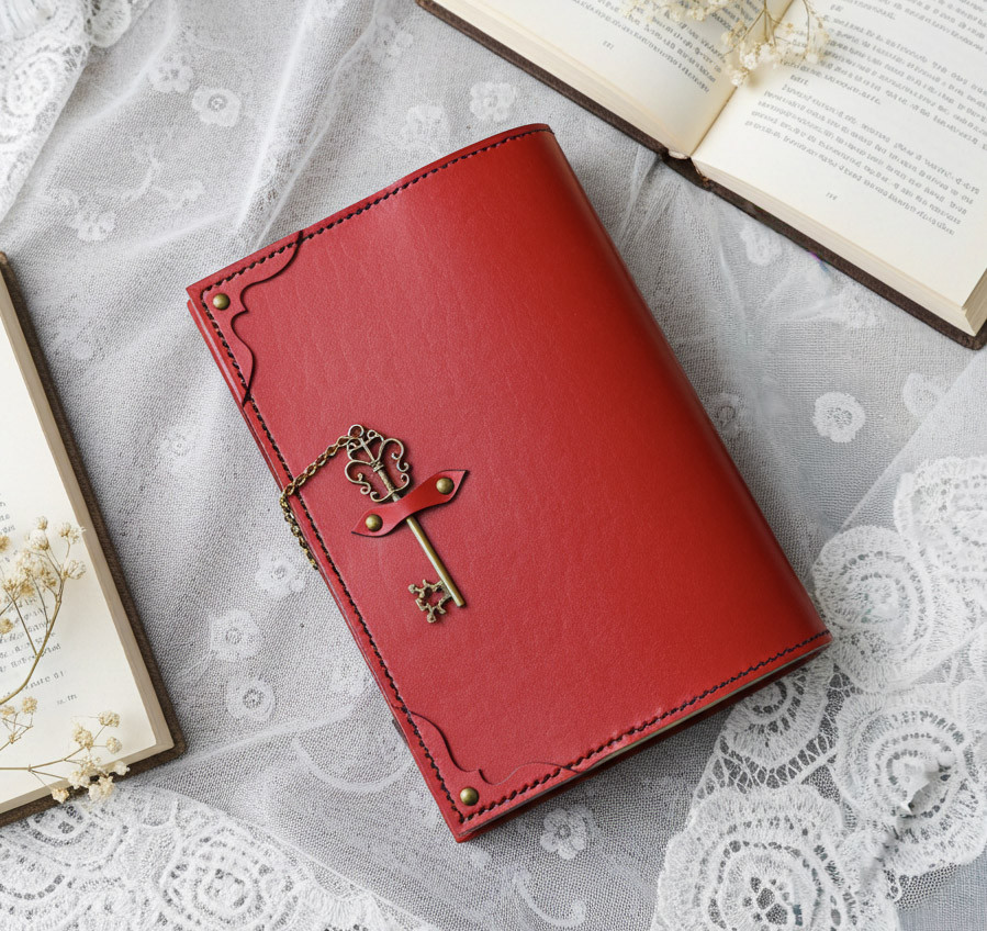 本革ブックカバー アンティークの鍵がポイントのチェーン留め仕様本革ブックカバー